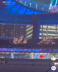 玩法-热情山东！远征客场，泰山球迷用闪光灯拼出“山东”二字支持球队