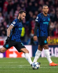 规则-记者：因小腿伤势，恰尔汗奥卢预计无缘欧冠对阿森纳和多特的比赛